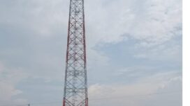 Tower BTS di desa Tanjunggunung, Kecamatan Peterongan, Kabupaten Jombang diduga berdiri ilegal alias tanpa ijin. (Foto: KREDONEWS.COM/ Istimewa)