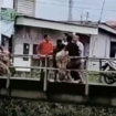 Beberapa orang warga berhasil menolong dan menggagalkan upaya bunuh diri yang dilakukan oleh seorang perempuan berinisial Deris, 30, janda tiga anak, Rabu  25 Desember 2024. tangkap layar video instagram@aslimojokertocom