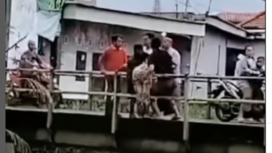 Beberapa orang warga berhasil menolong dan menggagalkan upaya bunuh diri yang dilakukan oleh seorang perempuan berinisial Deris, 30, janda tiga anak, Rabu  25 Desember 2024. tangkap layar video instagram@aslimojokertocom