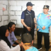Pj Bupati Jombang Teguh Narutomo didampingi Plt Kalaksa BPBD Kabupaten Jombang Wiko F Diaz berkunjung ke rumha duka Dedy Teguh Harianto, Minggu 8 Desember 2024. instagram@jombanginformasi_