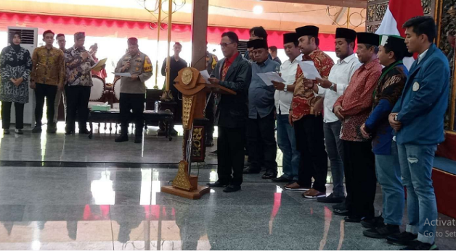 
					Setelah melaksanakan seminar, menghasilkan deklarasi untuk menghentikan kekerasan dan dampak carok di Madura, khususnya Bankglan, Jumat 13 Desember 2024. foto: rri.go.id