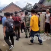 Detasemen Khusus (Densus) 88 Antiteror Mabes Polri kembali melakukan penindakan terhadap dugaan tindak pidana terorisme. Kali ini, tim Densus 88 menggeledah sebuah rumah di Kampung Urug, Desa Jayaratu, Kecamatan Sariwangi, Kabupaten Tasikmalaya, pada Jumat pagi sekitar pukul 08.00 wib, 27 Desember 2024.