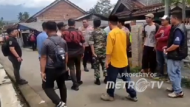 Detasemen Khusus (Densus) 88 Antiteror Mabes Polri kembali melakukan penindakan terhadap dugaan tindak pidana terorisme. Kali ini, tim Densus 88 menggeledah sebuah rumah di Kampung Urug, Desa Jayaratu, Kecamatan Sariwangi, Kabupaten Tasikmalaya, pada Jumat pagi sekitar pukul 08.00 wib, 27 Desember 2024.