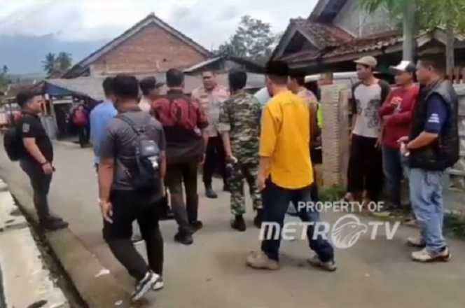 
					Detasemen Khusus (Densus) 88 Antiteror Mabes Polri kembali melakukan penindakan terhadap dugaan tindak pidana terorisme. Kali ini, tim Densus 88 menggeledah sebuah rumah di Kampung Urug, Desa Jayaratu, Kecamatan Sariwangi, Kabupaten Tasikmalaya, pada Jumat pagi sekitar pukul 08.00 wib, 27 Desember 2024.