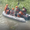 Petugas rescue Surabaya sudah tiga hari berjibaku untuk mencari balita EZ, 3,5 tahun, yang terseret areus sealokan sejak 24 Desember 2024. Sampai saat ini belum ditemukan. Instagram@polsek_wiyung