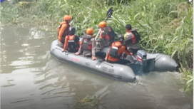 Petugas rescue Surabaya sudah tiga hari berjibaku untuk mencari balita EZ, 3,5 tahun, yang terseret areus sealokan sejak 24 Desember 2024. Sampai saat ini belum ditemukan. Instagram@polsek_wiyung