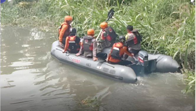 
					Petugas rescue Surabaya sudah tiga hari berjibaku untuk mencari balita EZ, 3,5 tahun, yang terseret areus sealokan sejak 24 Desember 2024. Sampai saat ini belum ditemukan. Instagram@polsek_wiyung