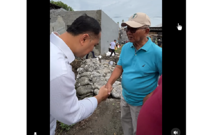 
					Plengsengan bozem pintu air jebol, penyebab banjir di kawasan Simo Hilir, tangkap layar video@ericahyadi_