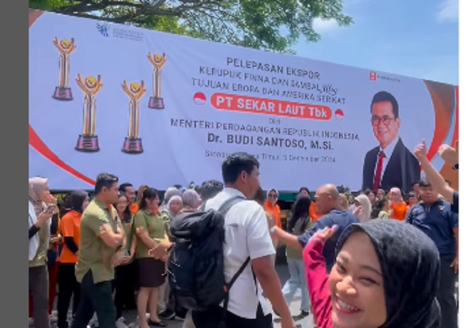 
					Menteri Perdagangan Budi Santoso melepas 14 kontener ekspor kerupuk dan sambal produksi Finna dari Sidoarejo ke Amerika dan Belanda, 3 Desember 2024. instagram@banggasidoarjo
