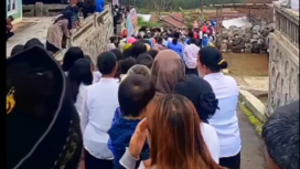Indahnya suasana alam dusun Thetelan, di  ketinggian 1600 m, gunung Merbau Jawa Tengah, selain indah, juga damai kerukunan umat beragama disana. Ini suana Natal, ketika seluruh warga dusun mendatangi gereja untuk memberikan ucapan Natal. instagram@permadiaktivis2
