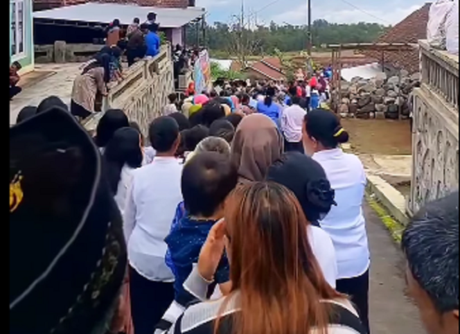 
					Indahnya suasana alam dusun Thetelan, di  ketinggian 1600 m, gunung Merbau Jawa Tengah, selain indah, juga damai kerukunan umat beragama disana. Ini suana Natal, ketika seluruh warga dusun mendatangi gereja untuk memberikan ucapan Natal. instagram@permadiaktivis2