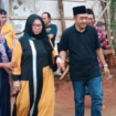 Maryam Ahmad, 54, mengenakan baju kuning hitam diapit kedua anaknya saat menyambut kepulangganya dari Araba Saudi, lolos dari hukuman mati bayar uang 15 tahun dipenjara. instagram@bangkalanterkini