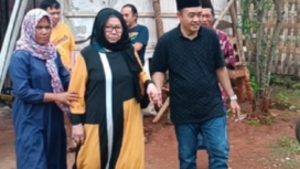 Maryam Ahmad, 54, mengenakan baju kuning hitam diapit kedua anaknya saat menyambut kepulangganya dari Araba Saudi, lolos dari hukuman mati bayar uang 15 tahun dipenjara. instagram@bangkalanterkini