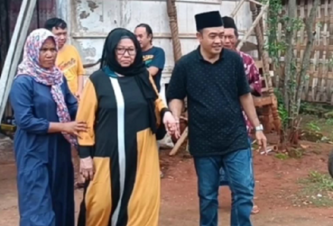 
					Maryam Ahmad, 54, mengenakan baju kuning hitam diapit kedua anaknya saat menyambut kepulangganya dari Araba Saudi, lolos dari hukuman mati bayar uang 15 tahun dipenjara. instagram@bangkalanterkini