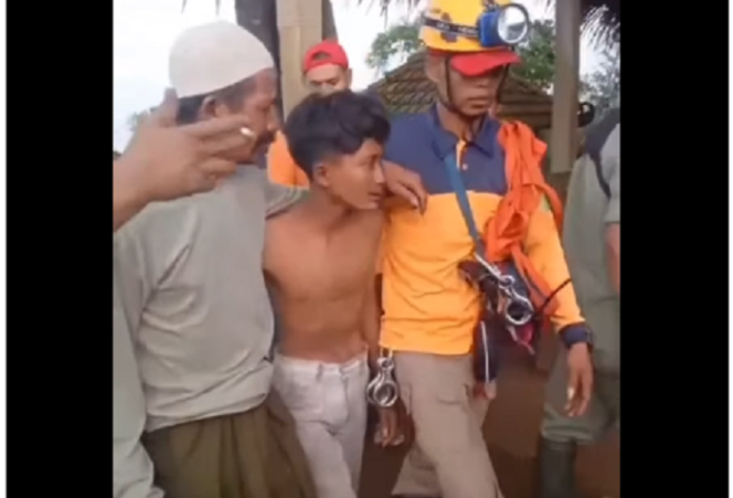 
					Tim BPBD Jepara dibantu warga akhirnya berhasil menemukan kembali tiga pelajar SMP Demak, yang tersesat di hutan wisata Sumosari Jepara, dalam kondisi linglung, Jumat 13 Desember 2024. instaram@infonewsantara
