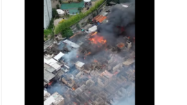 Beginilah video yang diambil dari drine, betapa luas dan hebatnya kebakaran di kawasan Kebon Kosong, Kemayoran, Jakarta yang terbakar hebat 10 Desember 2024, sekitar pukul 12.25 WIB. tangkap layara video instagram@jakarta.terkini