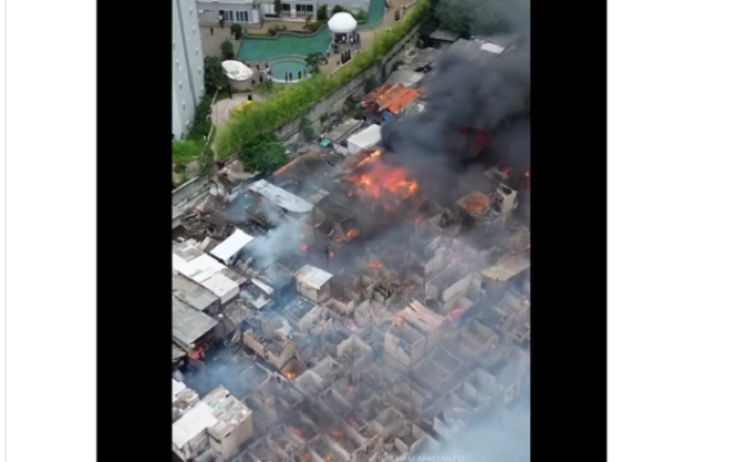 
					Beginilah video yang diambil dari drine, betapa luas dan hebatnya kebakaran di kawasan Kebon Kosong, Kemayoran, Jakarta yang terbakar hebat 10 Desember 2024, sekitar pukul 12.25 WIB. tangkap layara video instagram@jakarta.terkini