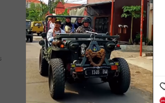 
					Inilah jeep lawas bergaya Kolonial sebagai bagian dari fasilitas wisata keliling Kota Tua Surabaya. Iinstagram@suarabayaview.id