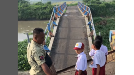 Jembatan putus penghubung  Desa Kedunggempol dengan Desa Kebondalem Kecamatan Mojosari, Mojokerto, sejak tiga hari lalu. instagraram@kabardepanmojokerto
