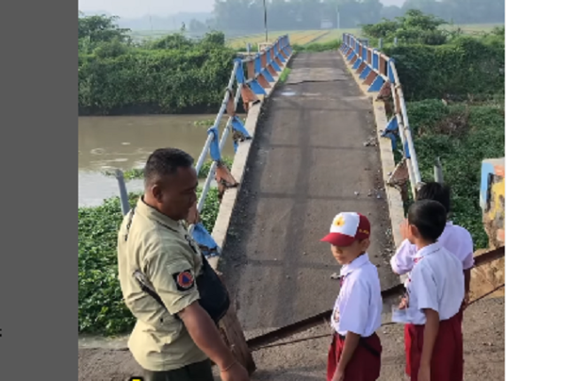 
					Jembatan putus penghubung  Desa Kedunggempol dengan Desa Kebondalem Kecamatan Mojosari, Mojokerto, sejak tiga hari lalu. instagraram@kabardepanmojokerto