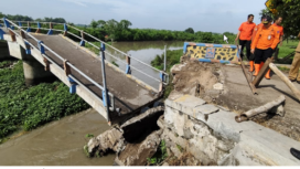Pada tanggal 3 Desember 2024, melakukan penanganan darurat pada jembatan patah di Dusun Balongcangak dan Dusun Kedungudi, Mojosari, putus pada Selasa, 3 Desember 2024 pukul 03.00 WIB.  Foto: Dok/BPBD Kabupaten Mojokerto