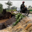 Tersegerus air hujan plensengan jembatan di dusun Klompangan, desa Tanggungangin, Kejayaan, Pasuruan ambrol. Diimbau kendaraan roda mepat tidak lewat. Instagram@pasuruan.kekinian