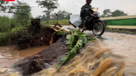 Tersegerus air hujan plensengan jembatan di dusun Klompangan, desa Tanggungangin, Kejayaan, Pasuruan ambrol. Diimbau kendaraan roda mepat tidak lewat. Instagram@pasuruan.kekinian