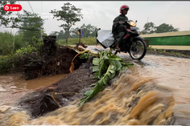 
					Tersegerus air hujan plensengan jembatan di dusun Klompangan, desa Tanggungangin, Kejayaan, Pasuruan ambrol. Diimbau kendaraan roda mepat tidak lewat. Instagram@pasuruan.kekinian