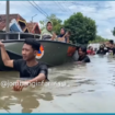 BPBD Jombang menggunakan perahu mengungsikan ibu, anak-anak dan lansia di balai desa, karena rumah mereka di Jombok sudah lima hari terendam banjir. instgagram@jombanginformasi_ 