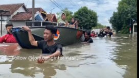 BPBD Jombang menggunakan perahu mengungsikan ibu, anak-anak dan lansia di balai desa, karena rumah mereka di Jombok sudah lima hari terendam banjir. instgagram@jombanginformasi_ 