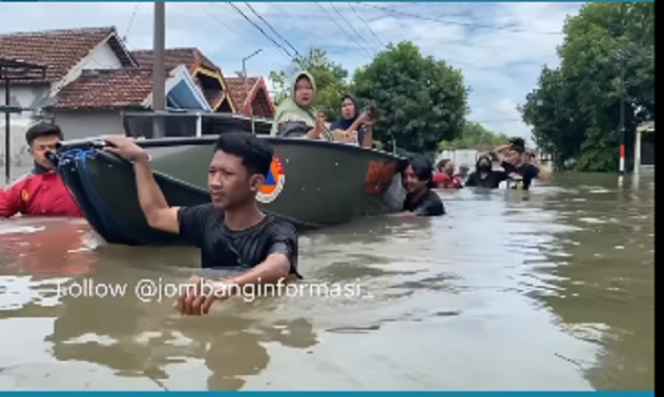 
					BPBD Jombang menggunakan perahu mengungsikan ibu, anak-anak dan lansia di balai desa, karena rumah mereka di Jombok sudah lima hari terendam banjir. instgagram@jombanginformasi_ 