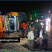 Beberapa orang dikerahkan menggnakan sekop untuk mengumpulkan kembali beras yang tercecer akibat truk kecelakaan jalan utama Mojoagung, 9 Desember 2024. tangkap layar video@jombanginformasi_