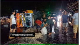 Beberapa orang dikerahkan menggnakan sekop untuk mengumpulkan kembali beras yang tercecer akibat truk kecelakaan jalan utama Mojoagung, 9 Desember 2024. tangkap layar video@jombanginformasi_