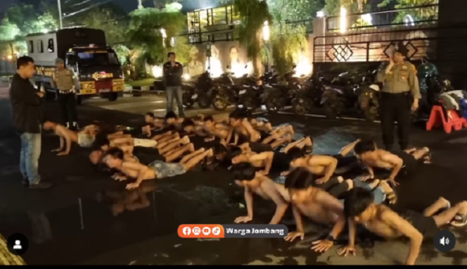 
					Terjaring operasi gabungan, karena melakukan pelanggaran sebanyak 22 remaja dibina di mapolres Jombang, Minggu dini hari, 22 Desember 2024. tangkap layar video@wargajombang