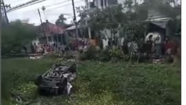 Pria bernama R Panuju Kusriantono dari Dampit, selamat dari kecelakaan itu berhasil keluar kendaraan sebelum KA menabrak mobilnya. tangkap layar video@pasuruan.kekinian