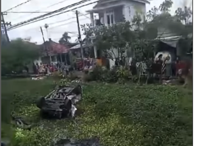 
					Pria bernama R Panuju Kusriantono dari Dampit, selamat dari kecelakaan itu berhasil keluar kendaraan sebelum KA menabrak mobilnya. tangkap layar video@pasuruan.kekinian