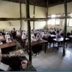 Tiang-tiang bambu jadi penopang atap ruang kelas 1 dan 2, SDN Karanagpakis 2, Jombang. Kondisi sudah berjalan hampir tiga bulan, dan sangat membayakan siswa yang sedang belajar. tangkap layar video@jombanginformasi_