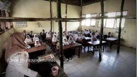 Tiang-tiang bambu jadi penopang atap ruang kelas 1 dan 2, SDN Karanagpakis 2, Jombang. Kondisi sudah berjalan hampir tiga bulan, dan sangat membayakan siswa yang sedang belajar. tangkap layar video@jombanginformasi_
