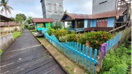 Beginilaj susana salah sudut desa Karuing, kabupaten Katingan, Kalimantan Tengah. Rumah, jalan dan taman yang tertata secara baik. Sangat layak dipsarkan kepada wisatawan nusantara maupun luar negeri. Foto: Gandhi Wasono