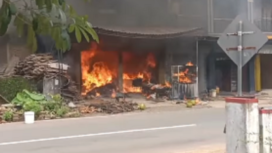 Sebuah ruko dua lantau meledak dan terbakar di dusun Krajan RT.01/RW.01 desa Gedangan, Kecamatan Tegalombo, kabupaten Pacitan, Jawa Timur, pada Minggu siang, 15 Desember 2024. instagram@damkarpacitan