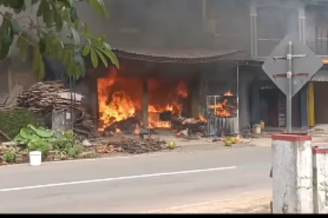 
					Sebuah ruko dua lantau meledak dan terbakar di dusun Krajan RT.01/RW.01 desa Gedangan, Kecamatan Tegalombo, kabupaten Pacitan, Jawa Timur, pada Minggu siang, 15 Desember 2024. instagram@damkarpacitan