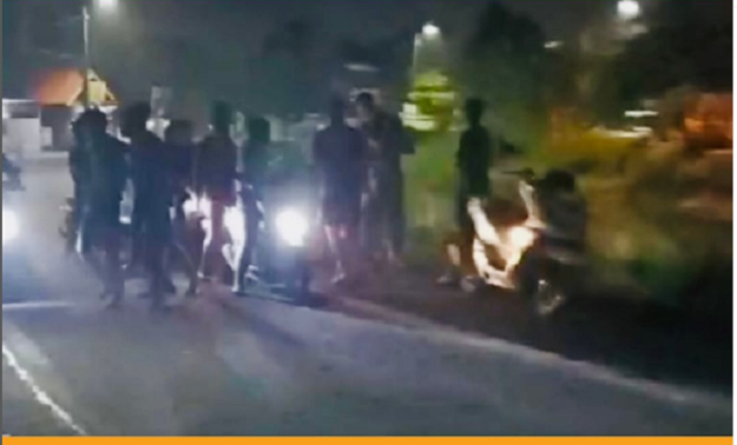 
					Sebuah video amatir yang merekam segerombolan remaja diduga ganster mau tawuran, tiga diantaranya berhail diamankan oleh warga desa Kelopo Sepulu, Sukodono, Sabtu dini hari sekitar pukul 02.30 wib, 7 Desember 2024. instagram@dolodarjo