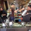 Suasana Warung Kopi Ashiang di Jl. Merapi, Pontianak. (Foto: KREDONEWS.COM/ Hadi S Purwanto)