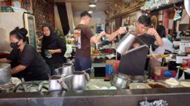 Suasana Warung Kopi Ashiang di Jl. Merapi, Pontianak. (Foto: KREDONEWS.COM/ Hadi S Purwanto)