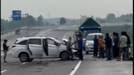 Kendaraan Avansa menyeruduk pantan bus di jalur tol Pasuruan-Probolinggo, sekitar pkul 05.00 WIB di tol, seorang penumpang Avansa meninggal dunia. Instagram@ikl.nusantara