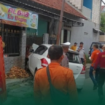Sebuah mobil mengalamiu kecelakaan tunggal menabrak pintu rumah warga Dukuh Pakis I, Surabaya, dalam persitiwa ini pengemudi kendaraan itu meninggal dunia di tempat, Senin 9 DEsember 2024. instagram@aslisuroboyo