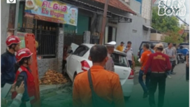 Sebuah mobil mengalamiu kecelakaan tunggal menabrak pintu rumah warga Dukuh Pakis I, Surabaya, dalam persitiwa ini pengemudi kendaraan itu meninggal dunia di tempat, Senin 9 DEsember 2024. instagram@aslisuroboyo