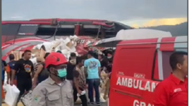 17.45: Update kecelakaan bus dan truk di KM 77.400 Tol Surabaya-Malang. AKP Puguh Winarno Kanit PJR Tol Jatim 4 mengatakan, empat orang yang terdiri dari penumpang dan pengemudi bus meninggal dunia. Jenazah keempatnya sudah dievakuasi ke di RS Medika Lawang, dan RS di Malang, Senin 23 Desember 2024. Instagram@kodil007