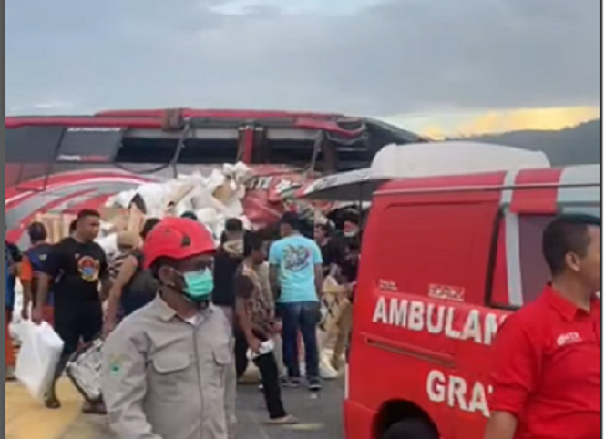 
					17.45: Update kecelakaan bus dan truk di KM 77.400 Tol Surabaya-Malang. AKP Puguh Winarno Kanit PJR Tol Jatim 4 mengatakan, empat orang yang terdiri dari penumpang dan pengemudi bus meninggal dunia. Jenazah keempatnya sudah dievakuasi ke di RS Medika Lawang, dan RS di Malang, Senin 23 Desember 2024. Instagram@kodil007