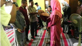 Tradisi ganjuran, pihak wanita melamar pria calon pengantin. Foto: unair.ac.
